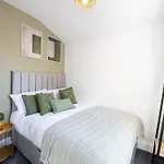 New Listing Stunning Liverpool Abode Lounge Room Sleeps 9