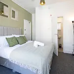 New Listing Stunning Liverpool Abode Lounge Room Sleeps 9